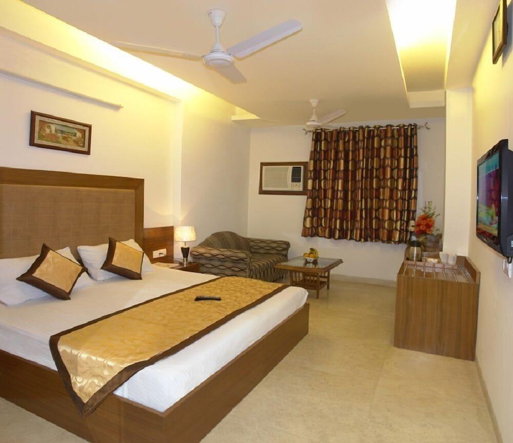 Hotel Apra Deluxe New Delhi Bagian luar foto