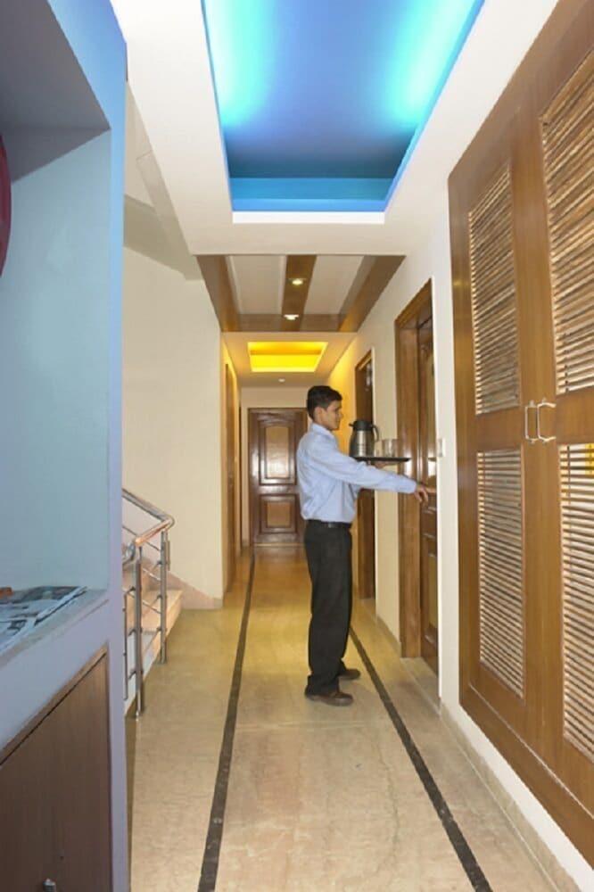 Hotel Apra Deluxe New Delhi Bagian luar foto