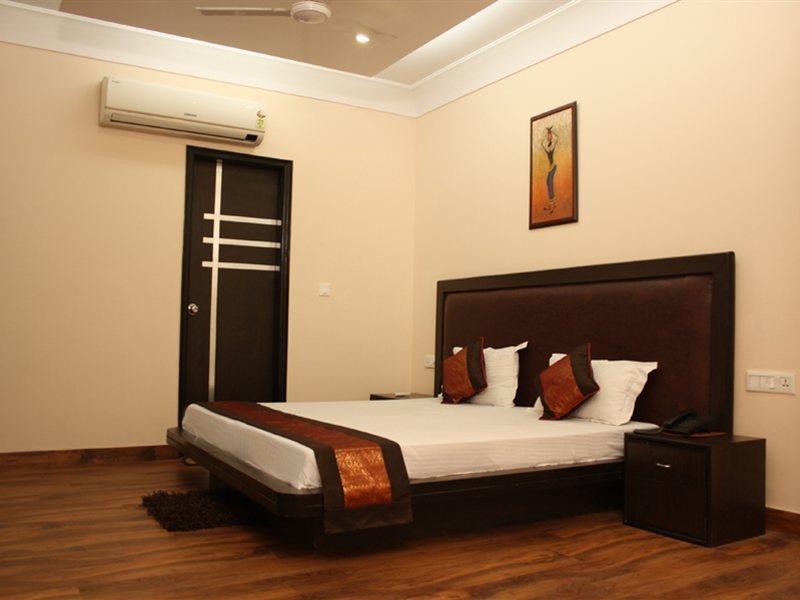 Hotel Apra Deluxe New Delhi Bagian luar foto