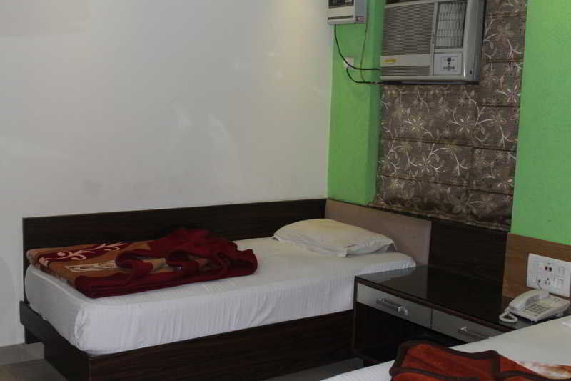 Hotel Apra Deluxe New Delhi Bagian luar foto