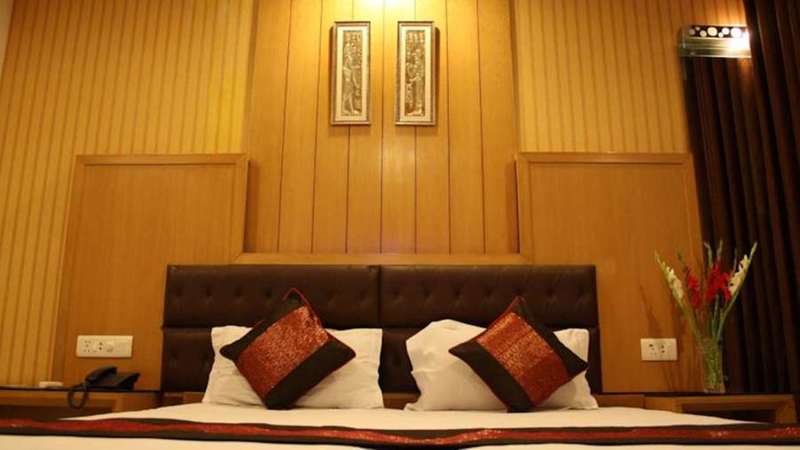 Hotel Apra Deluxe New Delhi Bagian luar foto