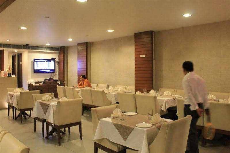 Hotel Apra Deluxe New Delhi Bagian luar foto