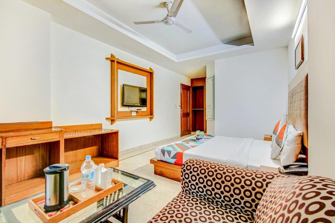Hotel Apra Deluxe New Delhi Bagian luar foto