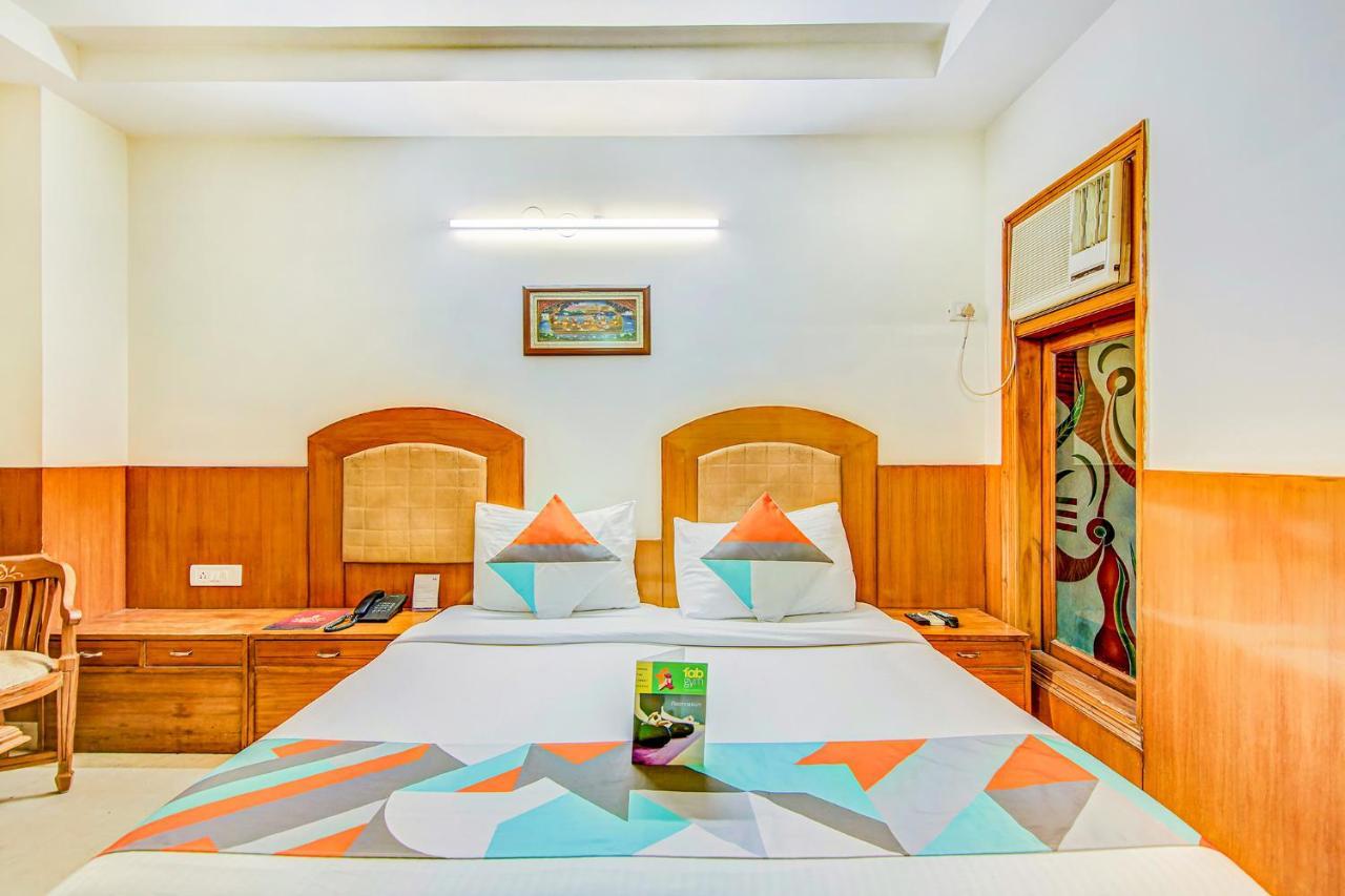 Hotel Apra Deluxe New Delhi Bagian luar foto