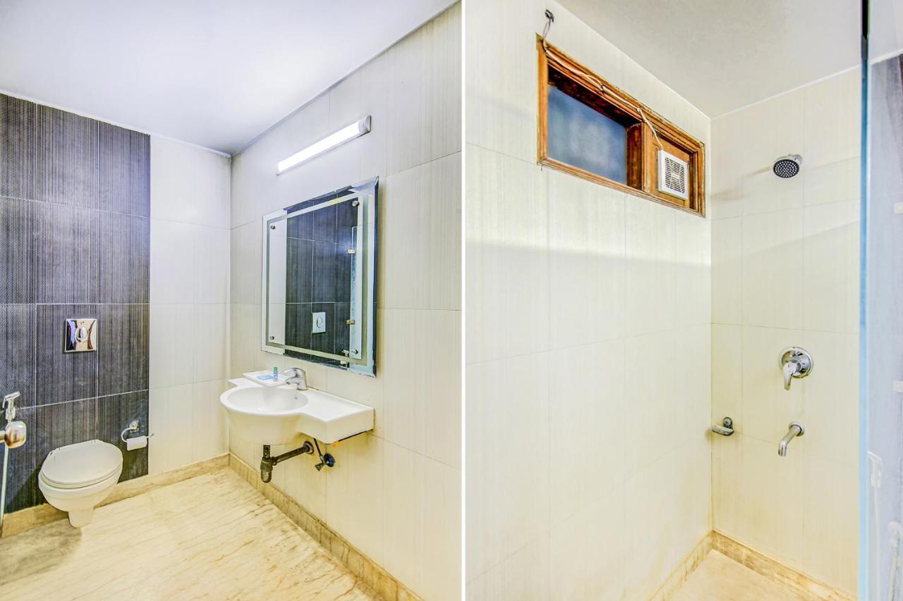 Hotel Apra Deluxe New Delhi Bagian luar foto