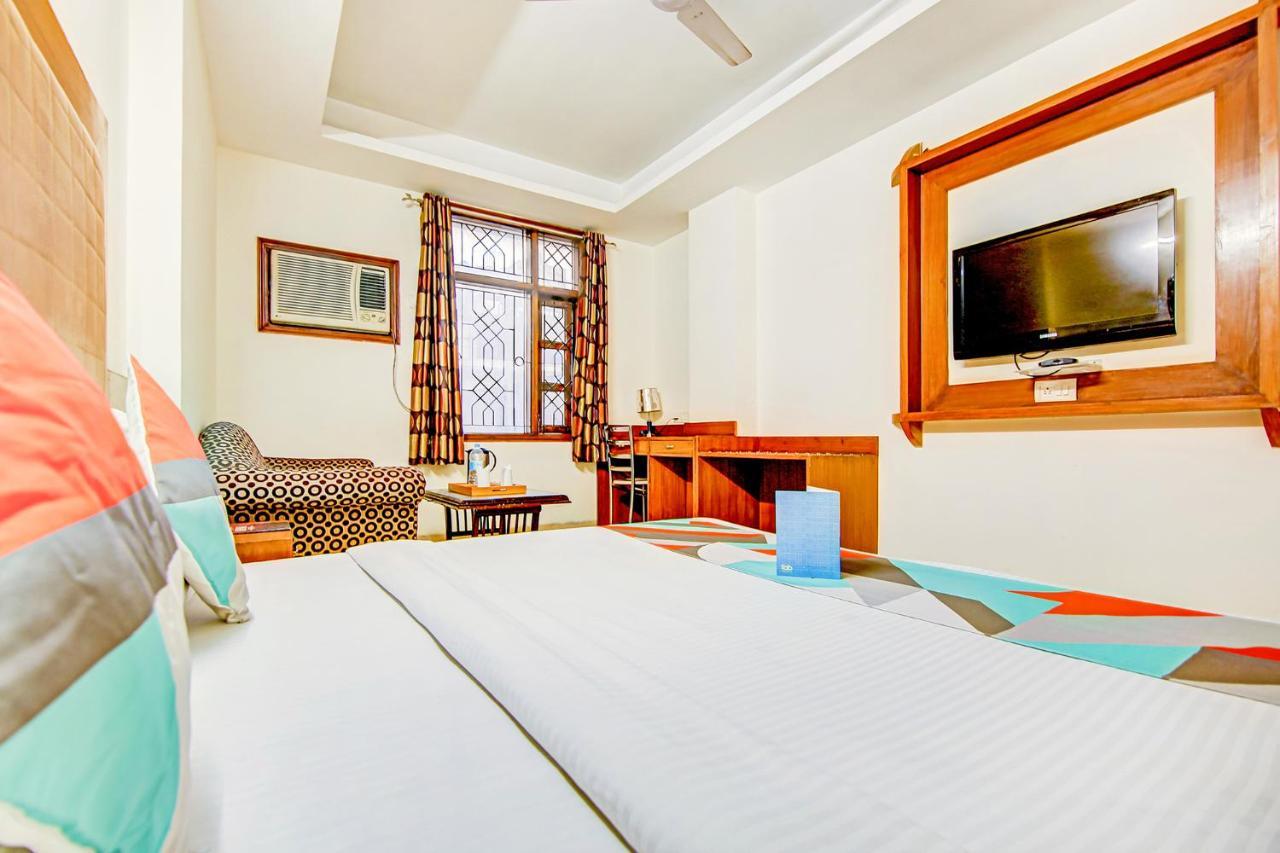 Hotel Apra Deluxe New Delhi Bagian luar foto