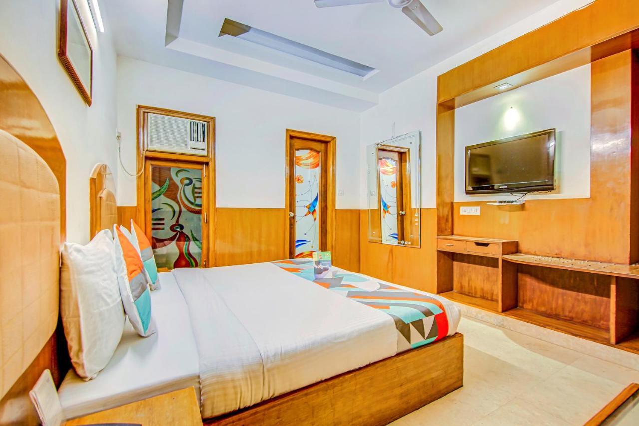 Hotel Apra Deluxe New Delhi Bagian luar foto