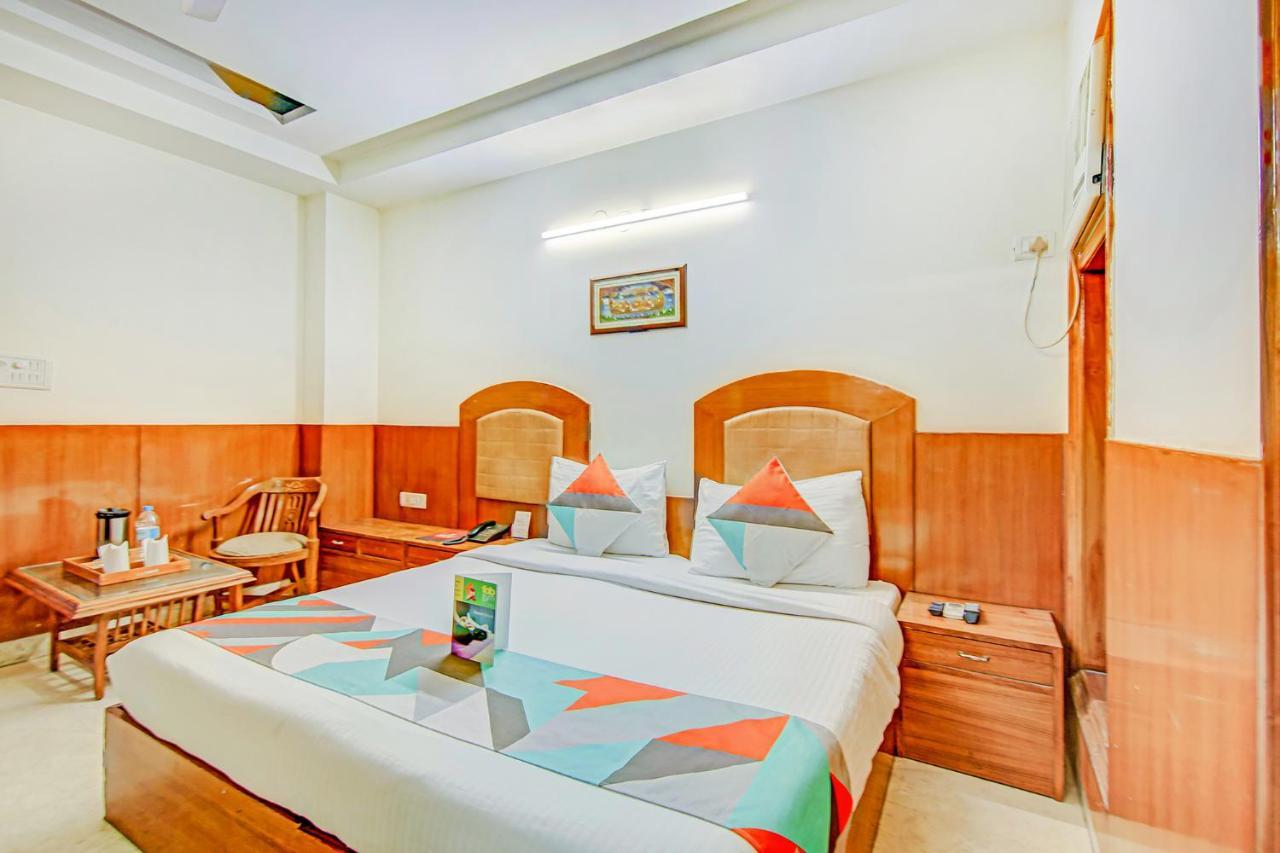 Hotel Apra Deluxe New Delhi Bagian luar foto