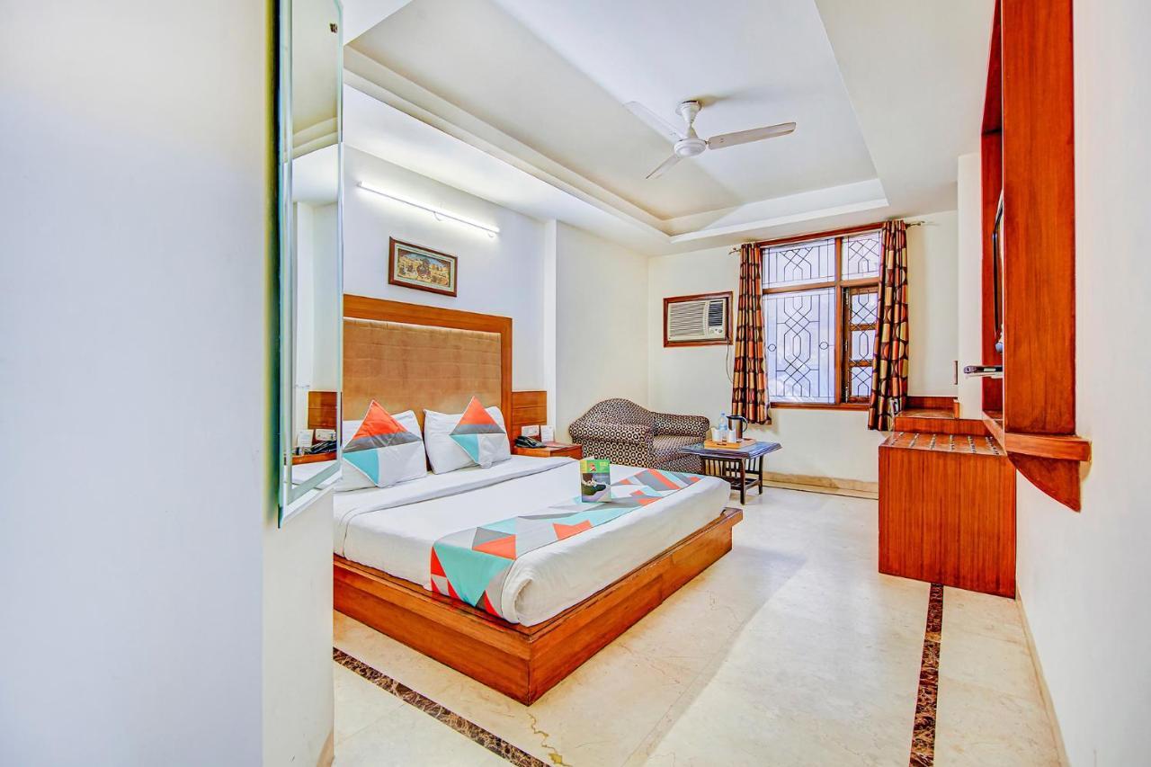 Hotel Apra Deluxe New Delhi Bagian luar foto