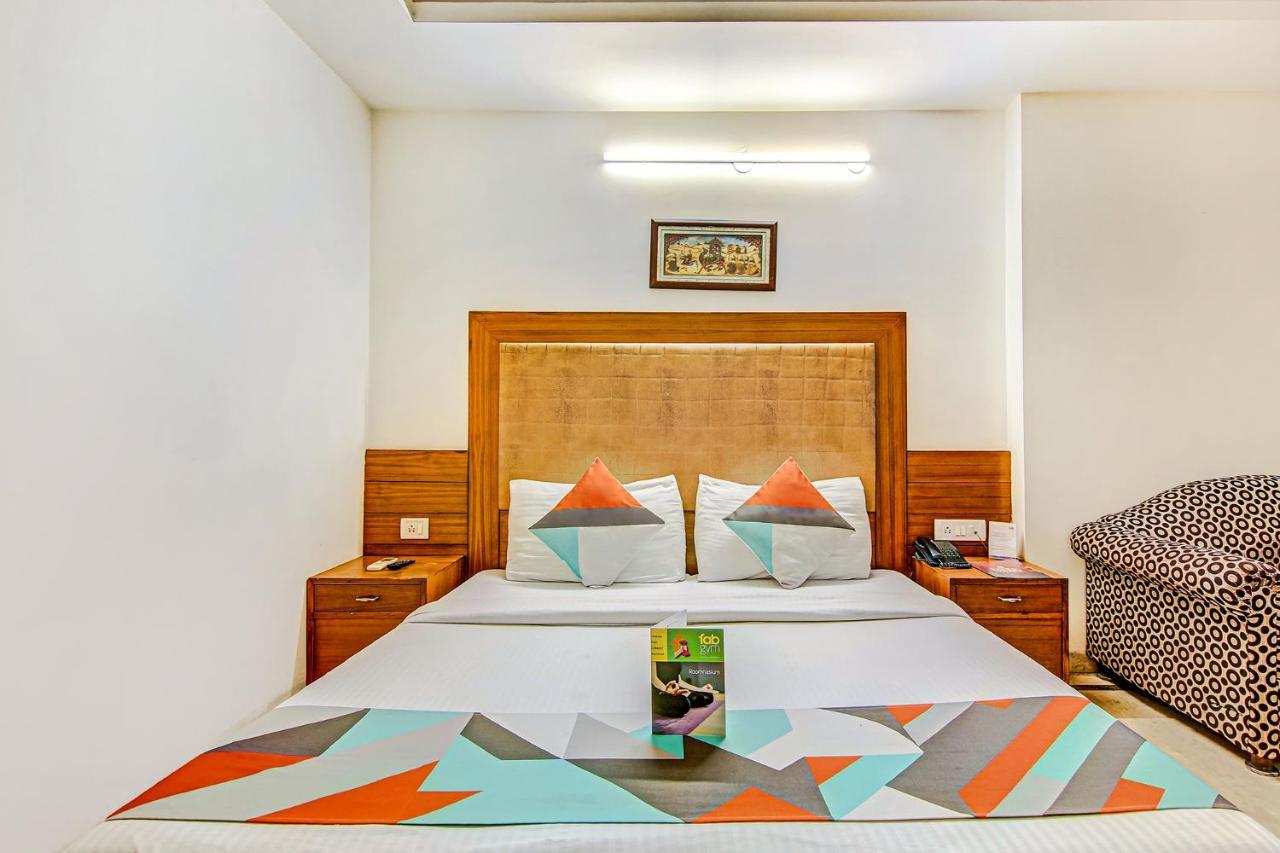 Hotel Apra Deluxe New Delhi Bagian luar foto