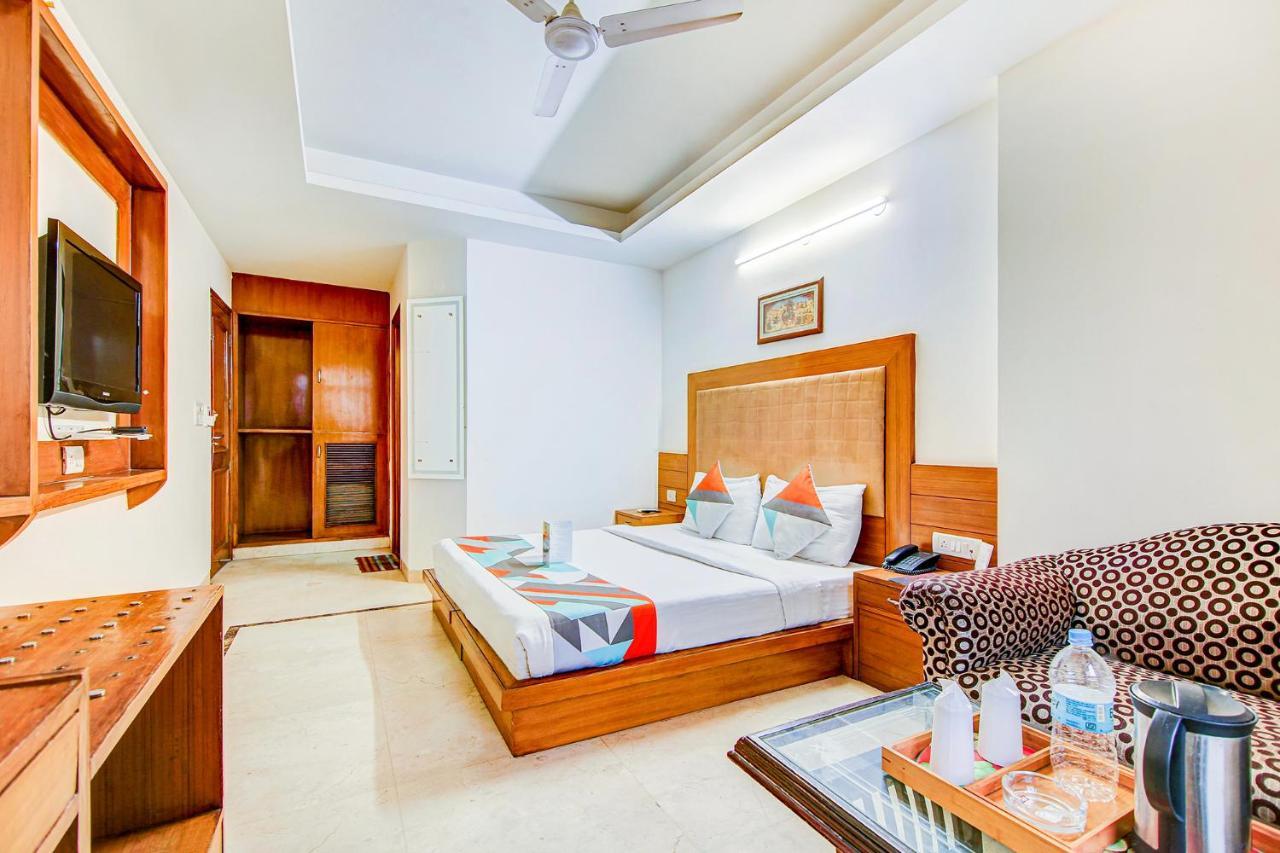 Hotel Apra Deluxe New Delhi Bagian luar foto